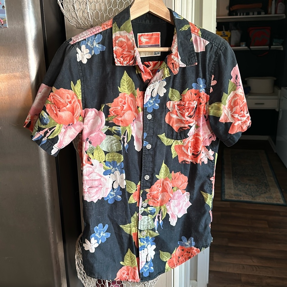 Men’s Size Small Modern Amusement floral Hawaiian short-sleeve button down shirt